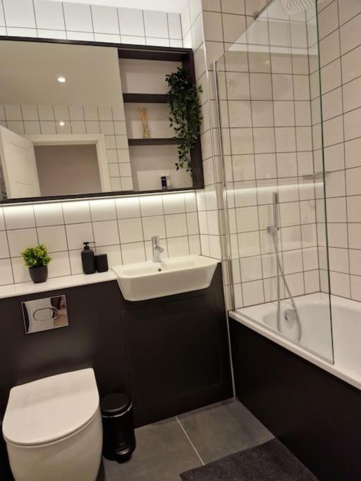 Modern-New Build Apartment In 버밍엄 외부 사진